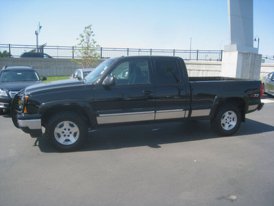 chevrolet silverado 1500 2006 black pickup truck ext z71 4wd gasoline 8 cylinders 4 wheel drive automatic 55420