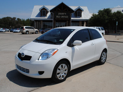 toyota yaris 2008 white hatchback gasoline 4 cylinders front wheel drive 5 speed manual 76087