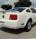 ford mustang 2006 wht coupe gasoline 6 cylinders rear wheel drive automatic 32901