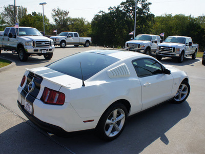 ford mustang 2010 white coupe gt gasoline 8 cylinders rear wheel drive 5 speed manual 76205