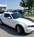 ford mustang 2010 white coupe gt gasoline 8 cylinders rear wheel drive 5 speed manual 76205