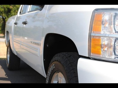 chevrolet silverado 1500 2009 white pickup truck lt flex fuel 8 cylinders 4 wheel drive automatic 75570