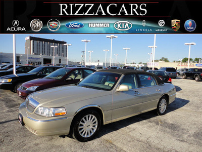 lincoln town car 2004 gray sedan signature gasoline 8 cylinders rear wheel drive automatic with overdrive 60546