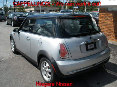 mini cooper 2005 silver hatchback gasoline 4 cylinders front wheel drive 5 speed manual 14094