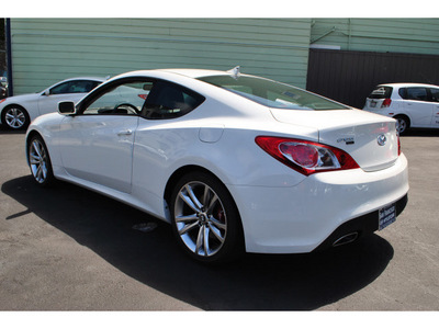 hyundai genesis 2012 white coupe 3 8 r spec gasoline 6 cylinders rear wheel drive 6 speed manual 94010