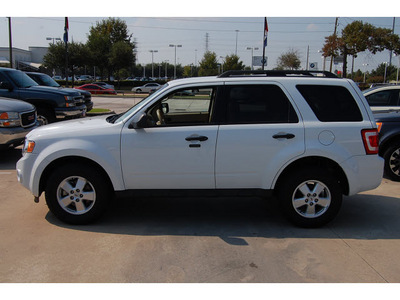 ford escape 2010 white suv xlt flex fuel 6 cylinders front wheel drive 6 speed automatic 77090
