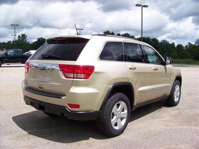 jeep grand cherokee 2012 gold suv laredo gasoline 6 cylinders 4 wheel drive not specified 44024