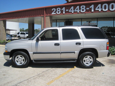 chevrolet tahoe 2004 silver suv gasoline 8 cylinders rear wheel drive automatic 77037