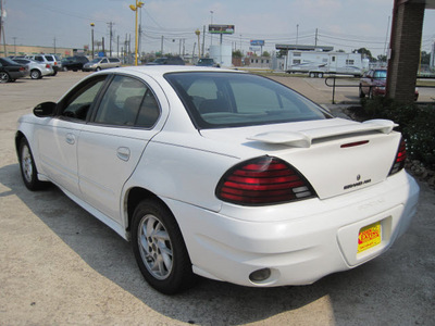 pontiac grand am 2004 white sedan se1 gasoline 6 cylinders front wheel drive automatic 77037