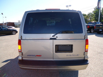 chevrolet astro 2005 gray van gasoline 6 cylinders all whee drive automatic 60007