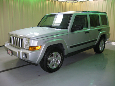 jeep commander 2006 silver suv gasoline 6 cylinders 4 wheel drive automatic 44883