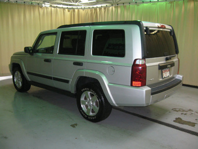 jeep commander 2006 silver suv gasoline 6 cylinders 4 wheel drive automatic 44883