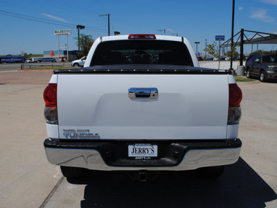 toyota tundra 2009 white gasoline 8 cylinders 2 wheel drive automatic 76087