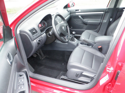 volkswagen jetta 2009 red sedan gasoline 5 cylinders front wheel drive 5 speed manual 14221