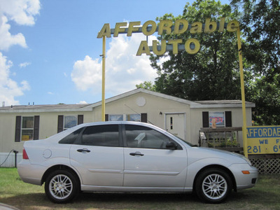 ford focus 2005 silver sedan zx4 gasoline 4 cylinders front wheel drive automatic 77379