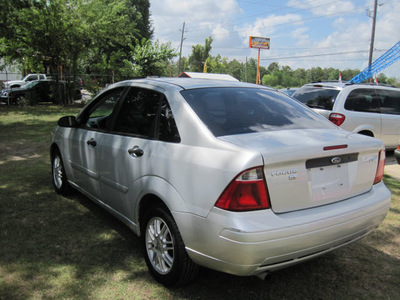 ford focus 2005 silver sedan zx4 gasoline 4 cylinders front wheel drive automatic 77379