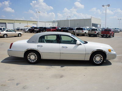 lincoln town car 2000 white sedan signature gasoline v8 rear wheel drive automatic with overdrive 76108