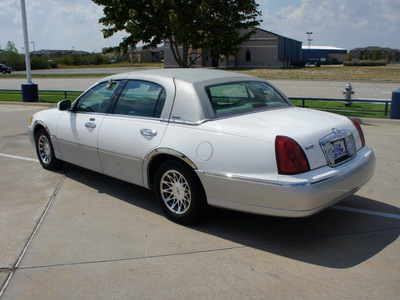 lincoln town car 2000 white sedan signature gasoline v8 rear wheel drive automatic with overdrive 76108
