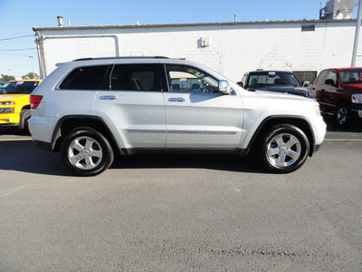 jeep grand cherokee 2011 silver suv limited gasoline 6 cylinders 4 wheel drive 5 speed automatic 60915
