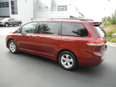 toyota sienna 2011 dk  red van le gasoline 6 cylinders front wheel drive automatic 55448