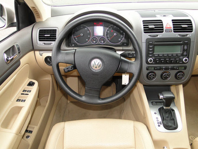 volkswagen jetta 2005 beige sedan 2 5 gasoline 5 cylinders front wheel drive automatic 98226