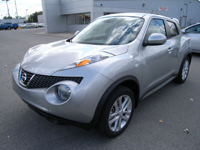 nissan juke 2011 silver suv gasoline 4 cylinders all whee drive automatic 46219