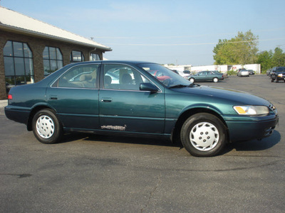 toyota camry 1998 green sedan le gasoline 4 cylinders front wheel drive automatic with overdrive 43228