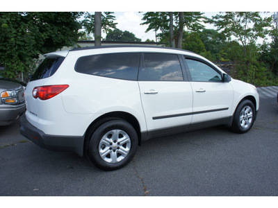 chevrolet traverse 2010 white suv ls gasoline 6 cylinders all whee drive automatic 07507