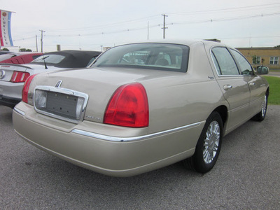 lincoln town car 2008 beige sedan signature limited gasoline 8 cylinders rear wheel drive automatic with overdrive 62863