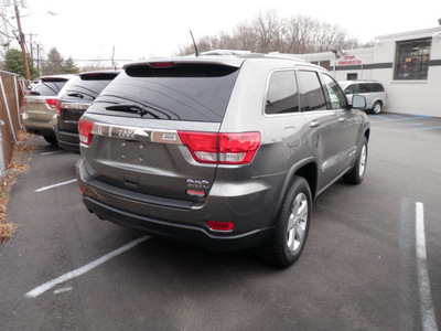 jeep grand cherokee 2011 gray suv laredo gasoline 6 cylinders 4 wheel drive automatic with overdrive 08844