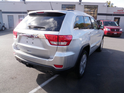 jeep grand cherokee 2011 silver suv overland gasoline 8 cylinders 4 wheel drive automatic with overdrive 08844