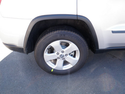 jeep grand cherokee 2011 silver suv laredo gasoline 6 cylinders 4 wheel drive automatic with overdrive 08844