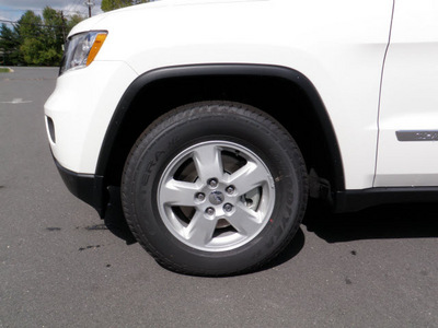 jeep grand cherokee 2011 white suv laredo gasoline 6 cylinders 4 wheel drive automatic with overdrive 08844