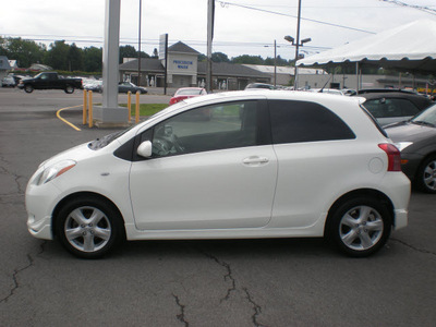 toyota yaris 2008 white hatchback gasoline 4 cylinders front wheel drive 5 speed manual 13502