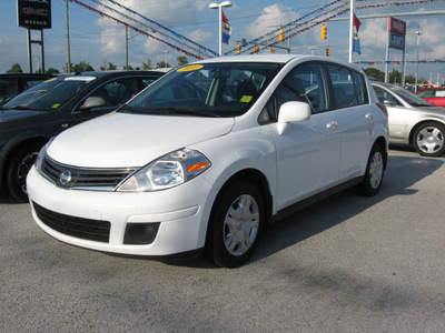 nissan versa 2010 white hatchback gasoline 4 cylinders front wheel drive automatic with overdrive 45840