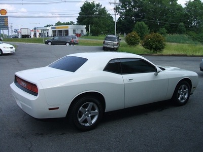 dodge challenger 2009 white coupe se gasoline 6 cylinders rear wheel drive automatic 07054