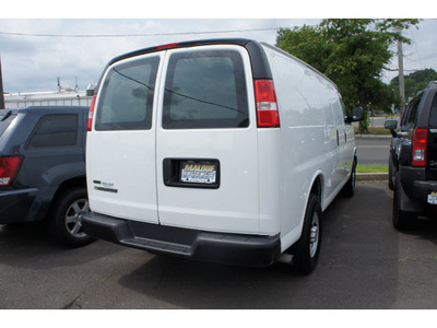 chevrolet express cargo 2010 white van 2500 flex fuel 8 cylinders rear wheel drive automatic with overdrive 08902