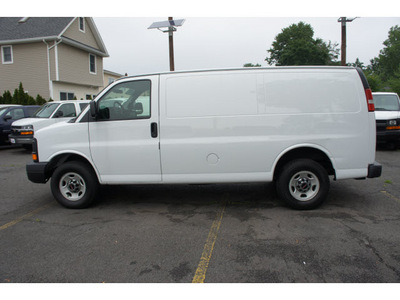 gmc savana cargo 2009 white van 2500 gasoline 8 cylinders rear wheel drive automatic 07507