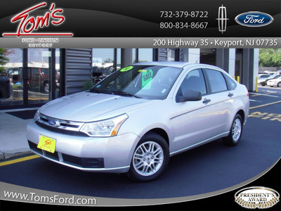 ford focus 2010 silver sedan se gasoline 4 cylinders front wheel drive automatic with overdrive 07735