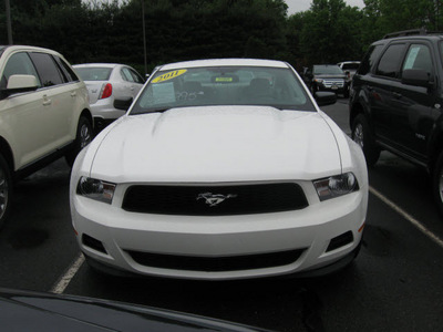 ford mustang 2011 white coupe v6 premium gasoline 6 cylinders rear wheel drive automatic with overdrive 08902