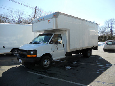 chevrolet express g3500 2004 white van 8 cylinders not specified 07507