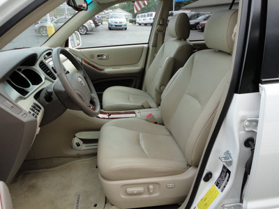 toyota highlander 2005 white suv 4x4 limited v6 7 passenger gasoline 6 cylinders all whee drive automatic 45005