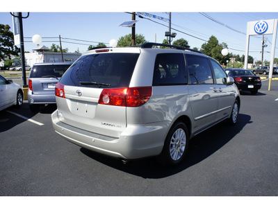 toyota sienna 2010 silver van xle gasoline 6 cylinders front wheel drive automatic 08016