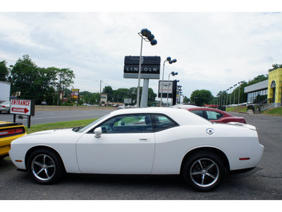 dodge challenger 2010 white coupe se gasoline 6 cylinders rear wheel drive automatic 08812