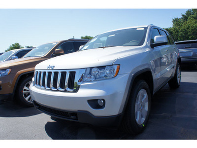 jeep grand cherokee 2011 silver suv laredo gasoline 6 cylinders 4 wheel drive automatic 07730