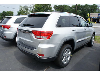 jeep grand cherokee 2011 silver suv laredo gasoline 6 cylinders 4 wheel drive automatic 07730