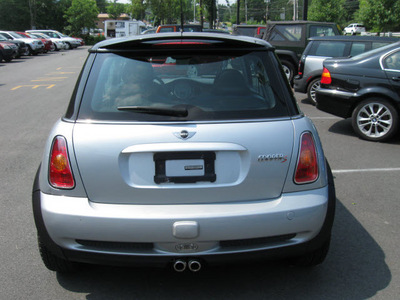 mini cooper 2002 silver hatchback s gasoline 4 cylinders front wheel drive 6 speed manual 08844