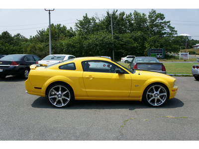 ford mustang 2005 screaming yellow coupe gt deluxe gasoline 8 cylinders rear wheel drive 5 speed manual 07712