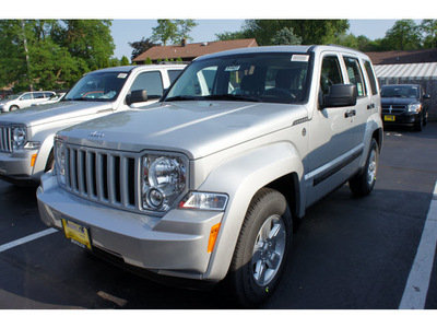 jeep liberty 2011 silver suv sport gasoline 6 cylinders 4 wheel drive automatic with overdrive 07730