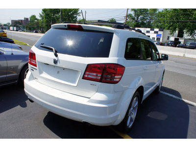 dodge journey 2009 white suv sxt gasoline 6 cylinders all whee drive automatic 07730